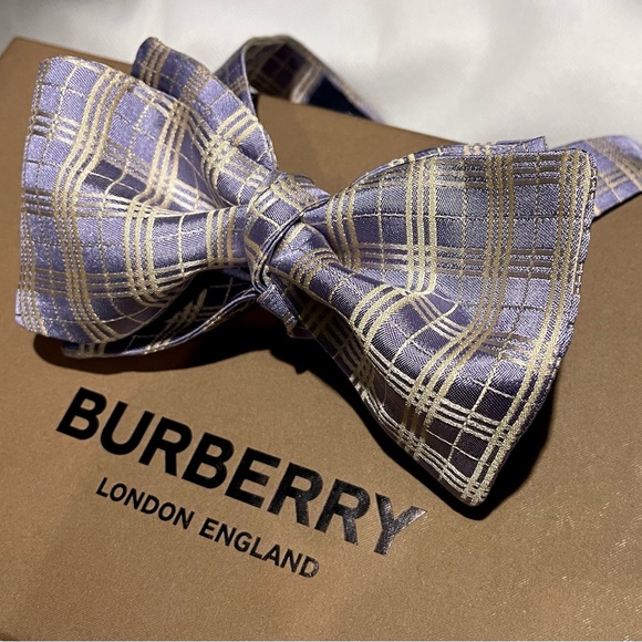 🎁HOLIDAY 25’🎁🔥💯🆕BURBERRY RARE CLASSIC LAVENDER NOVA CHECK SELFTIE BOW TIE🔥 - Picture 2 of 16